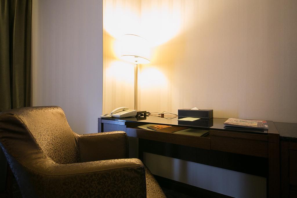 Evergreen Plaza Hotel - Tainan Værelse billede A table lamp