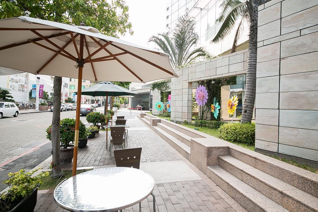 Evergreen Plaza Hotel - Tainan Eksteriør billede The outdoor seating area