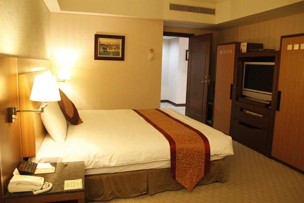 Evergreen Plaza Hotel - Tainan Eksteriør billede A bedroom in a hotel