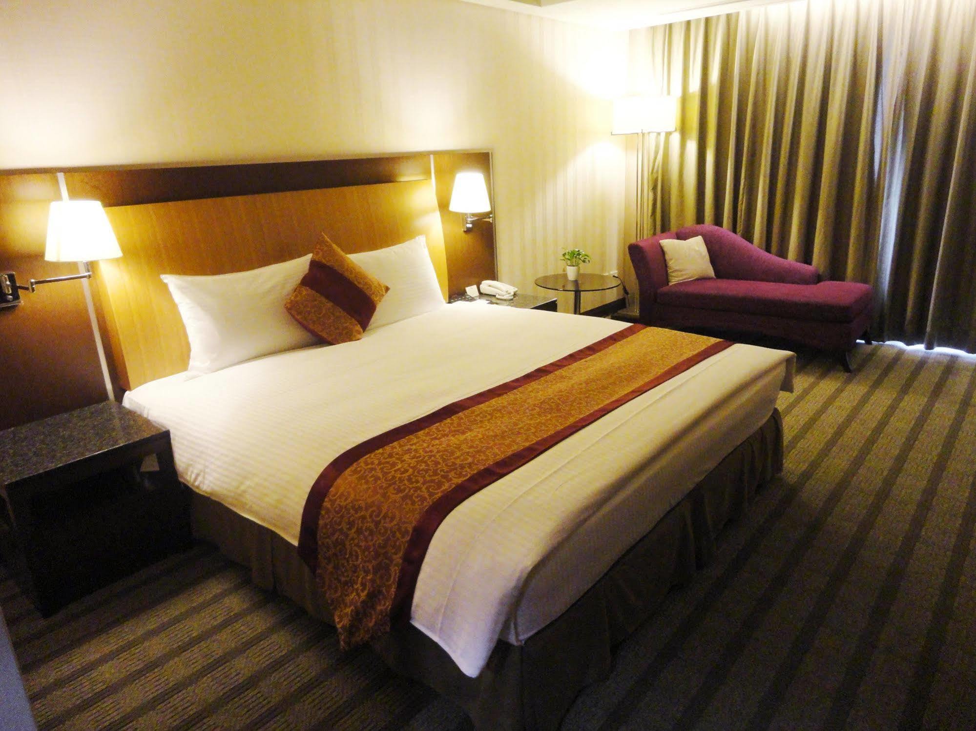 Evergreen Plaza Hotel - Tainan Eksteriør billede Deluxe room