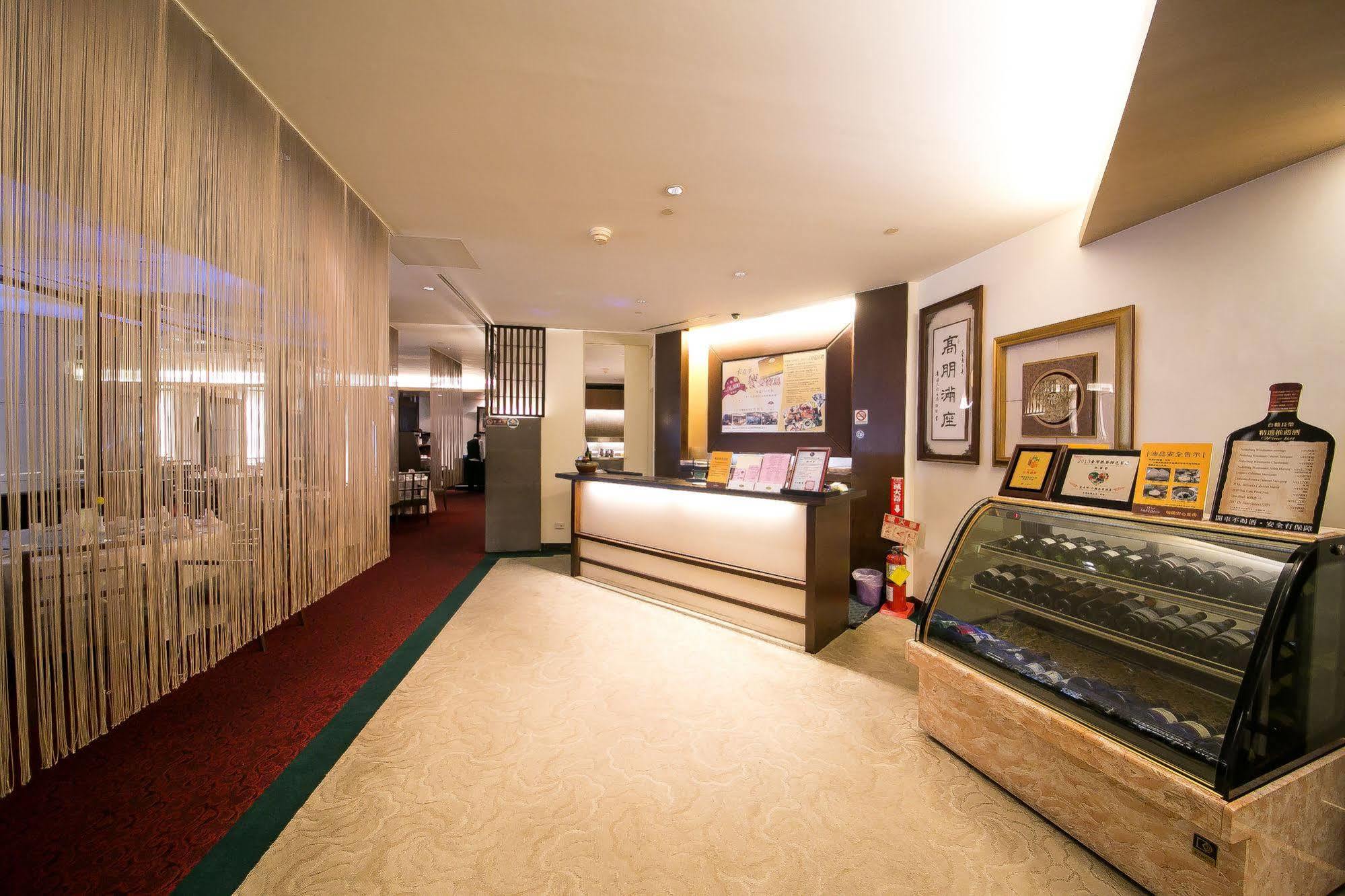 Evergreen Plaza Hotel - Tainan Eksteriør billede The interior of the lounge