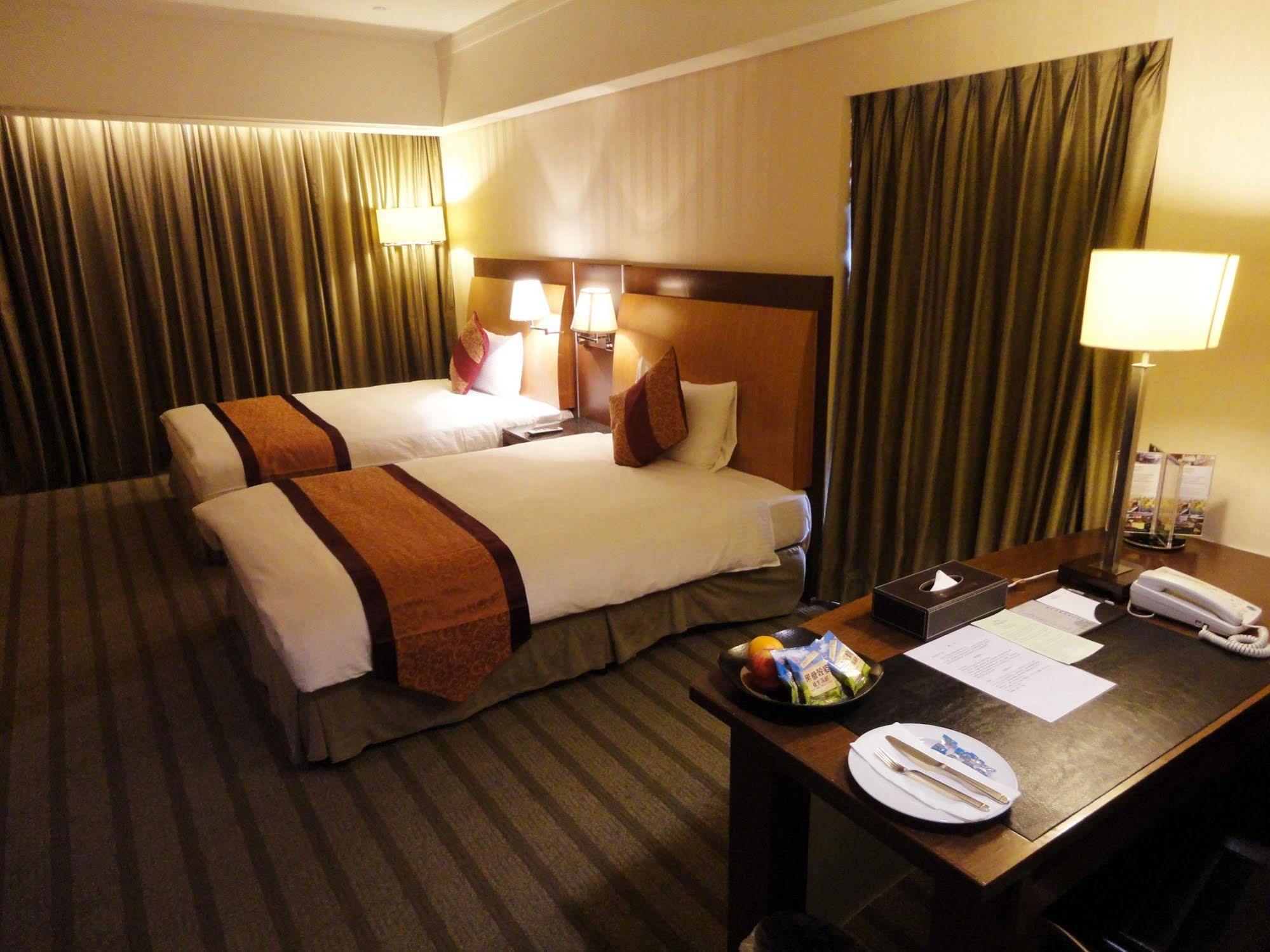 Evergreen Plaza Hotel - Tainan Eksteriør billede A room at the hotel